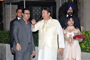 Father of the bride introduces the new Mrs Kareena Kapoor Khan - India ...