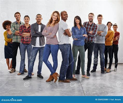 Group of People Standing by Empty Bed 的图像结果