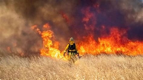 Emergency declared in 2 US states! Wildfire smoke forces outdoor ...