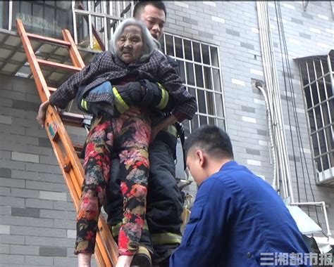 福州一民房失火 消防员冲入火场救出三名孩子_新浪新闻