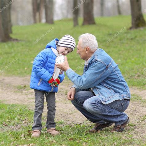 爷爷和孙子学习时间 — 图库照片©RumisPhoto＃46202879
