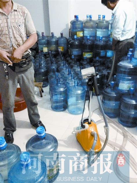 郑州小作坊生产纯净水 以1元一桶的价格灌地下水售卖_河南频道_凤凰网