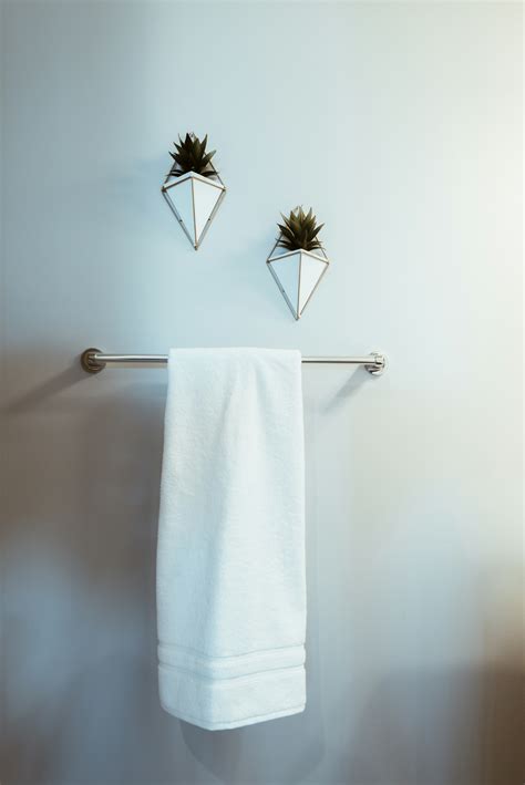 How to Find & Install the Right Towel Bar Height for Your Bathroom