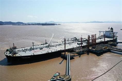 浙江舟山再迎31万吨级大油轮-人民图片网