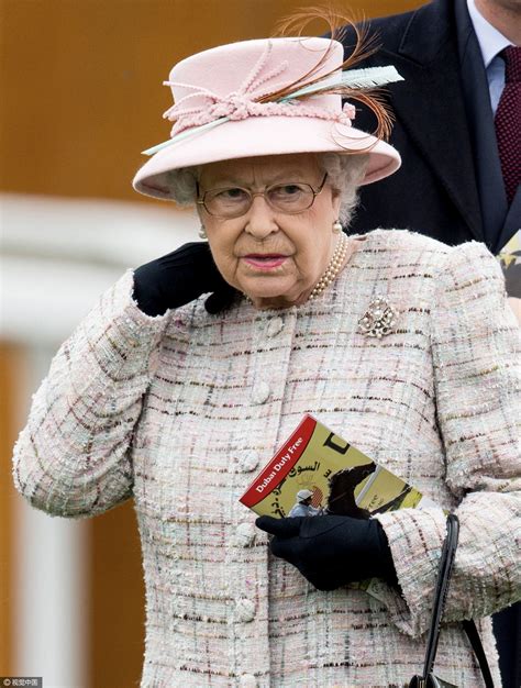 英国王室 伊丽莎白女王二世最迷人的珠宝和配饰|珍珠|蓝宝石|女王_新浪新闻