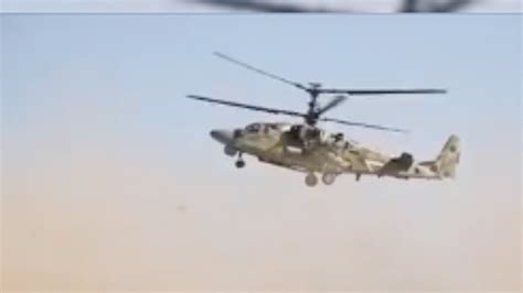 俄国防部发布视频 俄武装直升机护送运输人道主义物资的车队_凤凰网视频_凤凰网