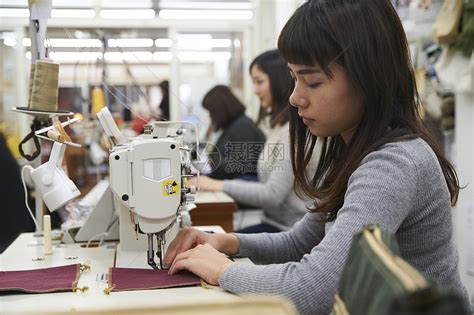在制作手提包的女缝纫工高清图片下载-正版图片502068142-摄图网
