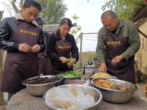 沧州霸气火锅鸡，满满一锅全是鸡翅鸡腿！用蒜泥和醋这样吃才正宗