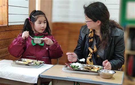 小学老师用蔬菜奖励学生，家长点赞：孩子吃得香，还会洗菜择菜了 | 北晚新视觉