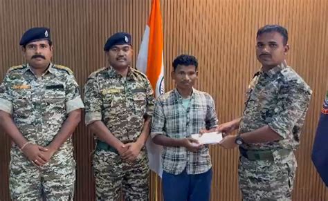 Naxalite Surrender: सुकमा पुलिस को मिली बड़ी सफलता, 8 लाख के इनामी ...