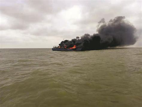 宜宾一艘渔政船只突发大火最新素材