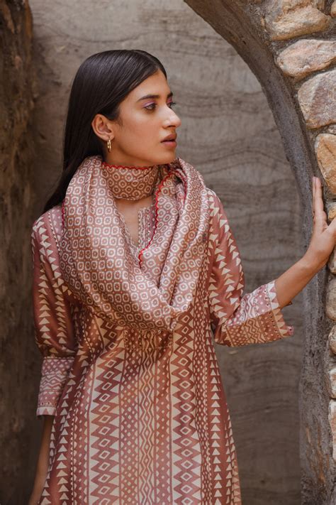 Amaranth Pink the maandna folklore classic kurta – Satyagiri Jaipur