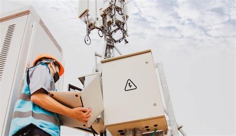 Travailleur en électronique masculin utilisant un ordinateur portable ...