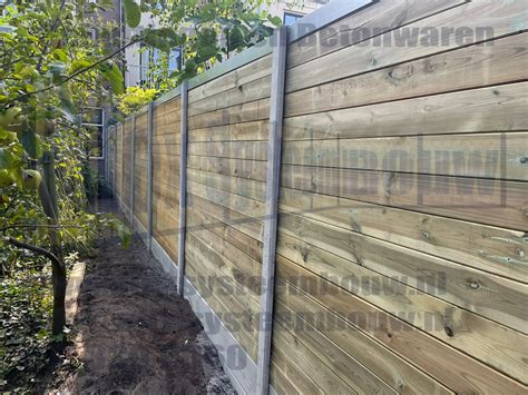 Grenen blokhutprofiel met grijze beton elementen en IJzeren U-profiel afdekkap (blank) - Alex ...