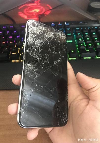我的手机摔了一下黑屏了，屏幕没碎，去维修要多少钱？-真格学网