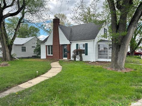 320 W Springfield Rd, Taylorville, IL 62568 | Homes.com