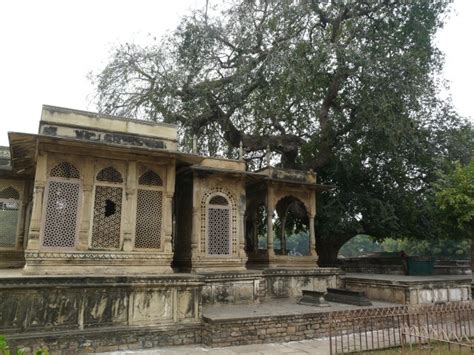 Tombs of Muhammad Ghaus and Tansen in Gwalior | Sarson ke Khet