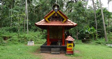 Theyyam festival at Thazhakkandy Tharavadu Chalil Kutti Sasthappan ...