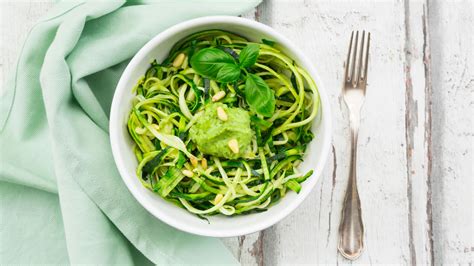 Rezept für Zucchini Spaghetti mit Pesto und gebackenem Ricotta - Blick - ratio of jarred pesto to pasta