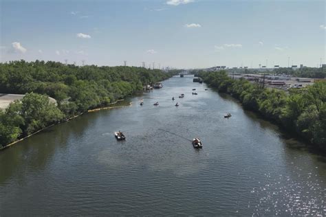 Massive oily asphalt spill in Chicago canal leaves environmental threat ...