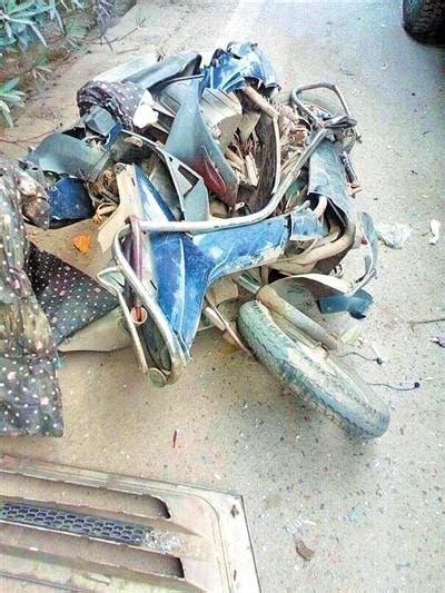 重庆：小货车撞上摩托车 两人当场死亡(图)_新浪重庆_新浪网
