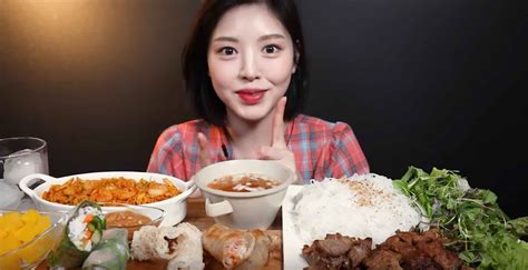 Mukbang Eating Chicken 的图像结果