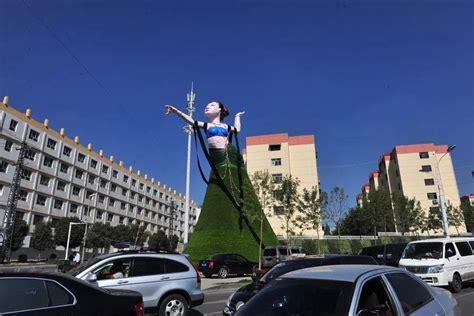 新疆乌鲁木齐翼海牛雕塑公司是一家拥有二十多年雕塑制作经验的雕塑厂家，提供雕塑的设计、制作、运输、安装。 我们倡导原创的设计精神，坚持手工打造每 ...