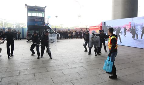 广州南站一男子持刀被特警制服！真相是······ -信息时报