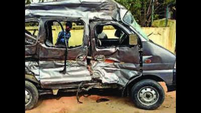 EPE crash: Cops identify truck that may have rammed van | Noida News ...