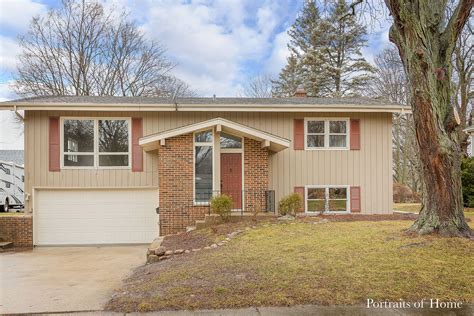 Front view of bi level home. Exterior all repainted, new shutters. | Bi ...