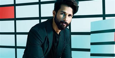 Shahid Kapoor Wore Super Wide Shorts With 'Modern' Kolhapuris & It Is A ...