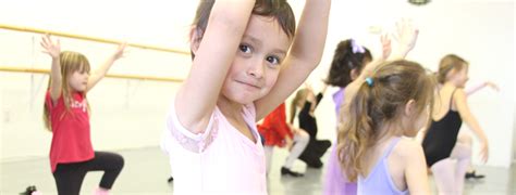 First Class Students Dance Performance 的图像结果