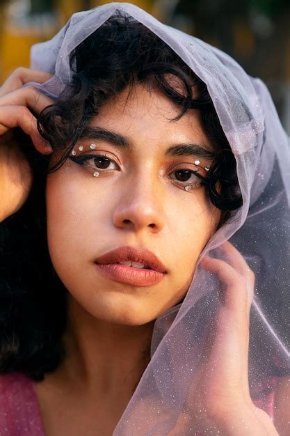 Schöne Mädchenaufstellung der Vorderansicht | Kostenlose Foto