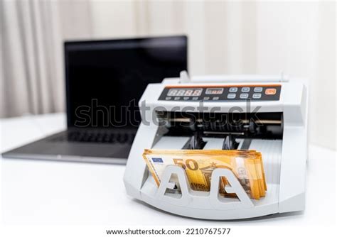 Bank Using Computer 的图像结果