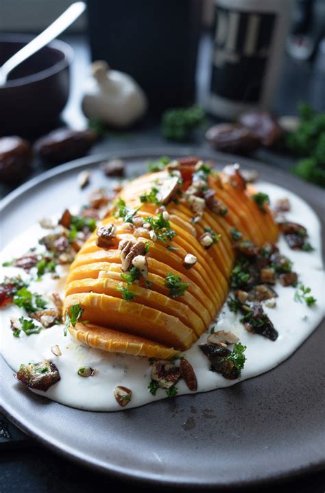 Einfaches Rezept Ofen-gebackener Butternut-Kürbis mit Fetacreme