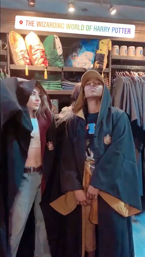 2019 Sabrina Carpenter at Universal Studios Florida (Orlando) enjoying ...