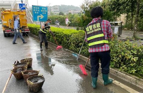 蓬江城管及时清疏排水管线 防御应对强降雨