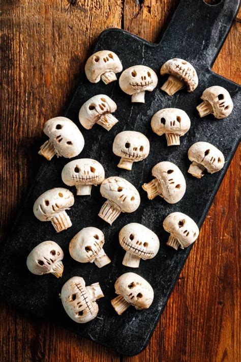 Vegane Halloween-Pizza mit Pilz-Totenköpfen · Eat this!