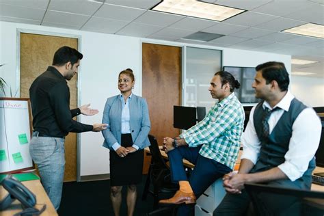 HOW TO EXCEL IN PUBLIC SPEAKING