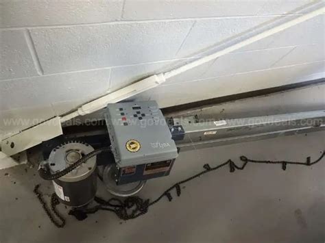 Lynx 3/4 HP overhead garage door opener | GovDeals