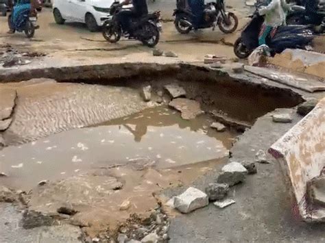 Jaipur Road Cave-In: Car Falls Into Sinkhole | Traffic Disrupts