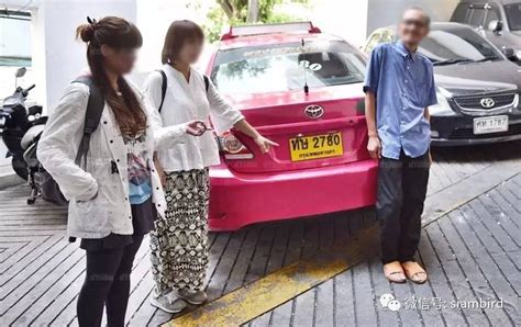 中国游客在泰国曼谷被出租车赶下车手机被抢