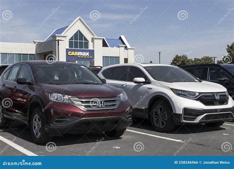 CarMax Dealership Toyota And Honda SUV Display. CarMax Is The Largest Used And Pre-owned Car ...