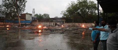 आंधी में उड़ी राख, बरसात ने बुझाई चिताओं की आग - Ashes in the storm ...