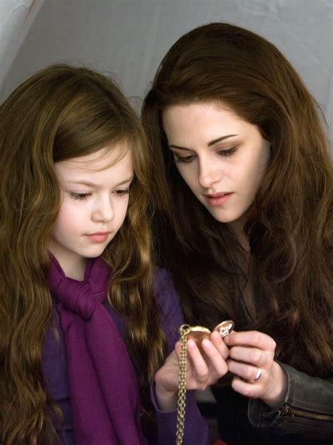 Breaking Dawn Part 2 Bella And Renesmee