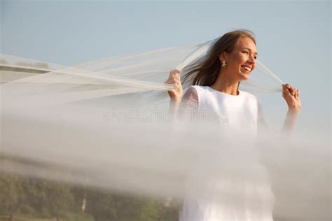 Windy Day Bride 的图像结果