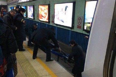 北京乘客地铁2号线跳站台致停运 被移交警方|北京地铁_新浪新闻