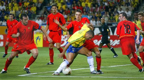 爽！02年世界杯国足vs巴西的一段小配合，看得解说直接大喊，”中国队，耍他，耍他“！“可以，玩s他”_哔哩哔哩_bilibili