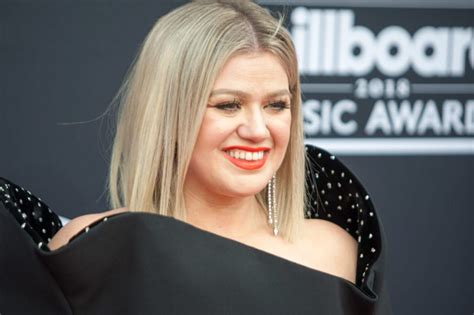 Kelly Clarkson hits back at weight loss pill and fad diet rumors after ...