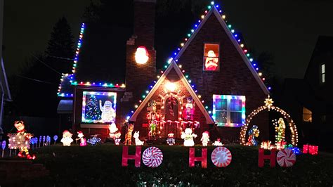 Where to find Christmas lights displays near me in Des Moines